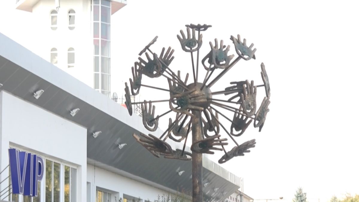 De Hramul Chișinăului, la Aeroport a fost inaugurată o nouă sculptură. Ce simbolizează păpădia