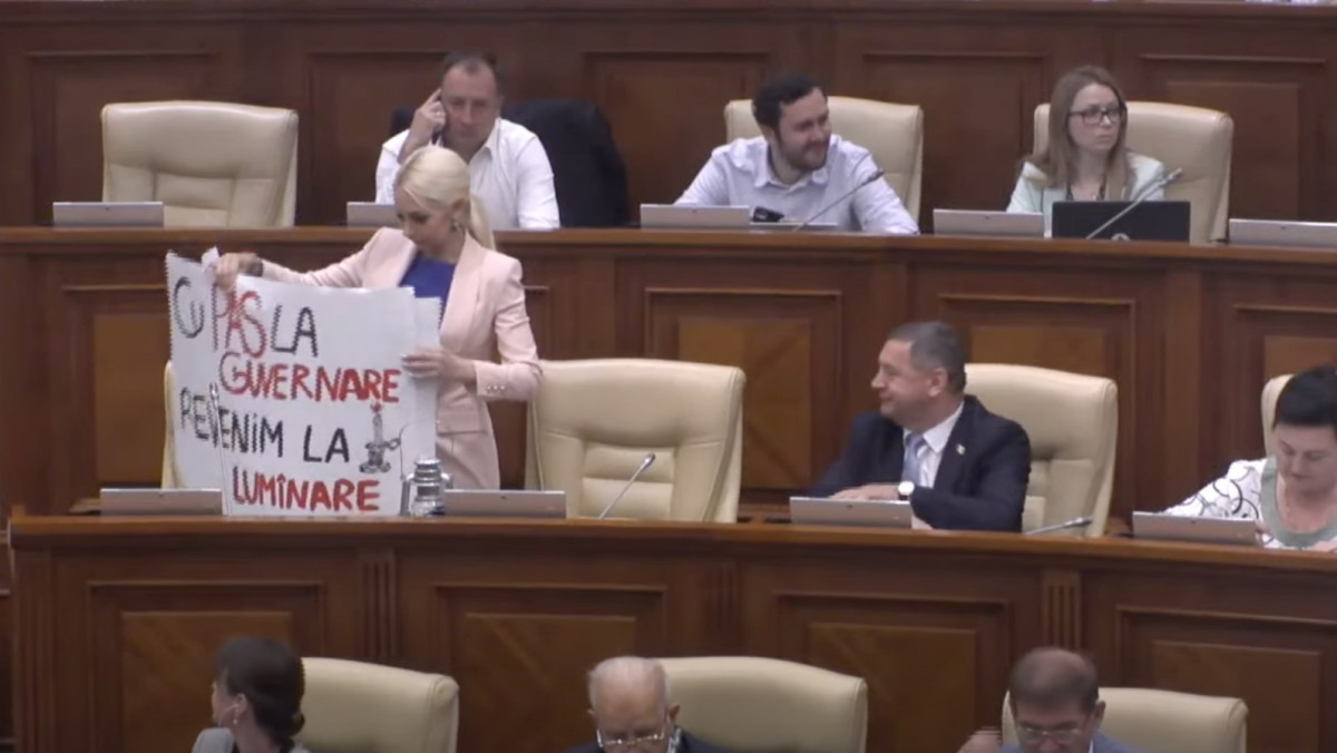 De la protest, direct în sala de ședință. Tauber explică de ce are nevoie de pancartă în Parlament 