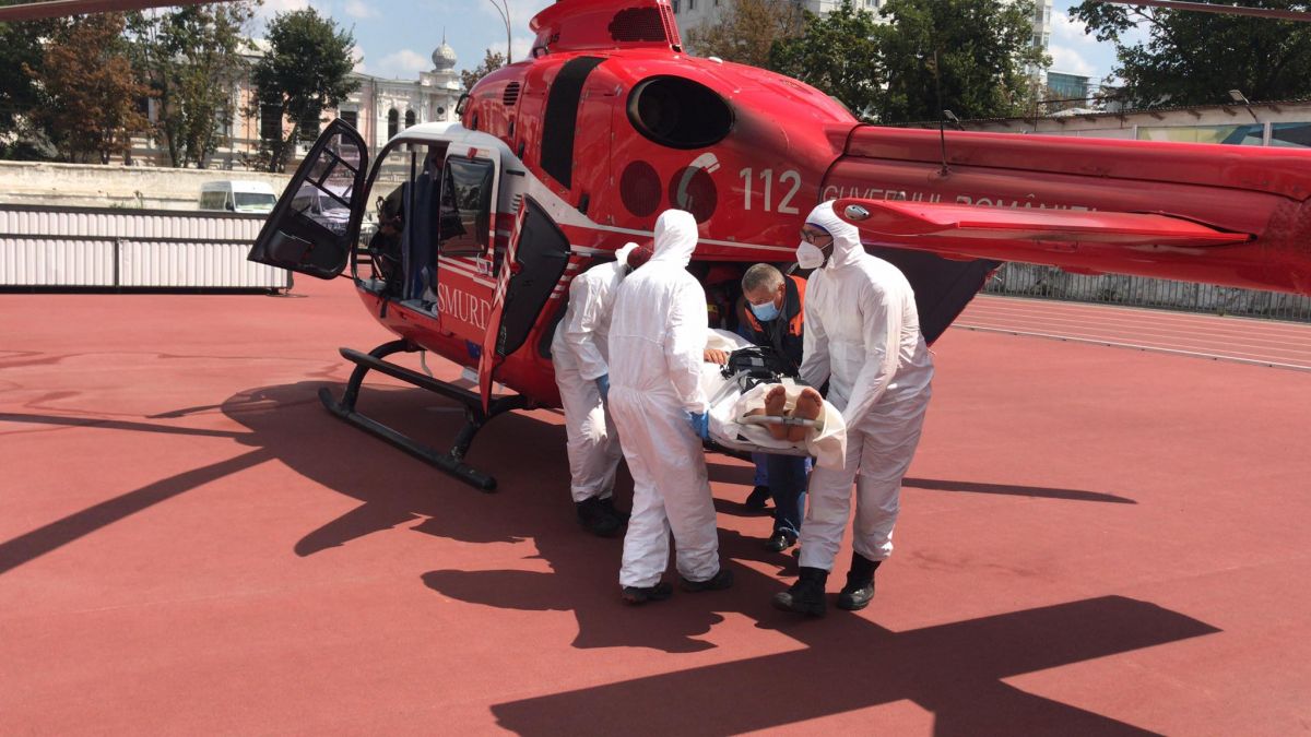 De la Rîșcani, la Chișinău: Echipajul SMURD Iași a transportat pe cale avia un tânăr aflat în stare gravă după un accident rutier matinal (FOTO)