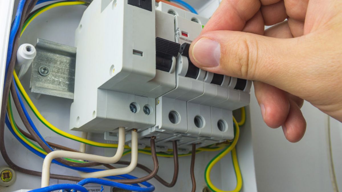 Deconectarea consumatorilor de la rețelele electrice va fi sancționată. Ce amenzi vor fi impuse