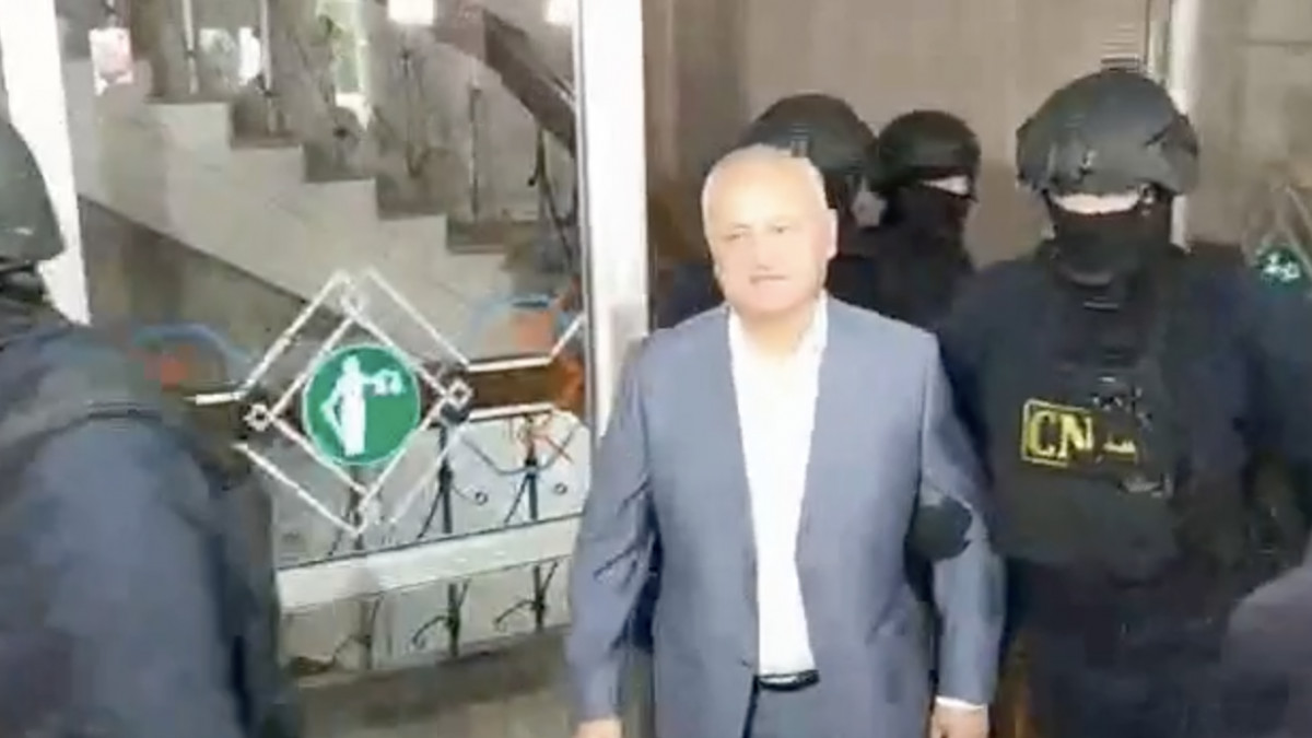 Demersul procurorilor privind aplicarea măsurii de arest preventiv în privința lui Dodon, examinat de magistrați. În fața instanței are loc un protest (LIVE)