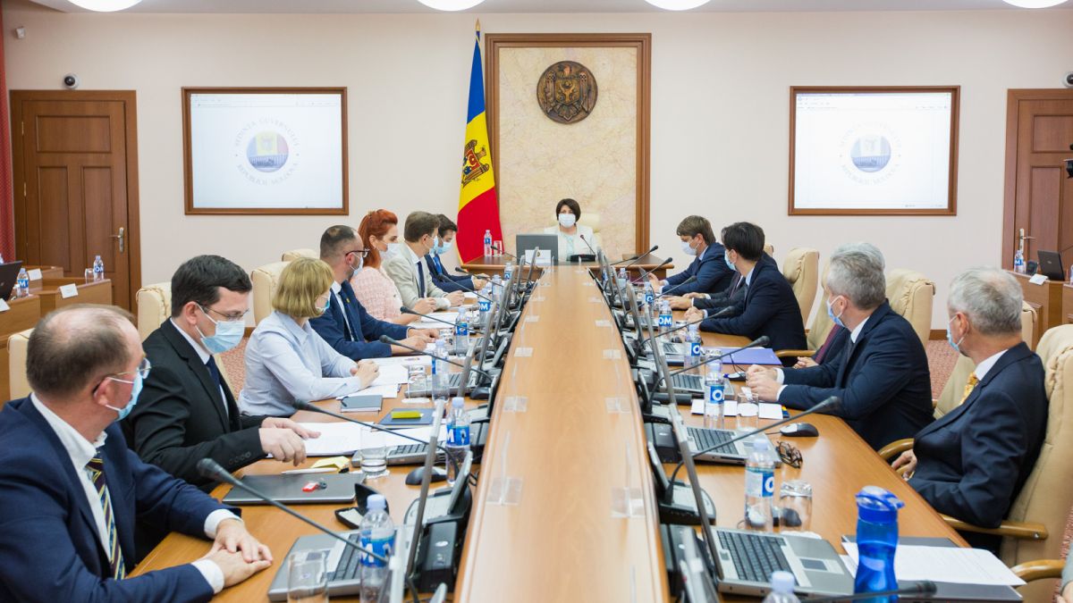 Demisii și numiri la Guvern. Patru ambasadori s-au ales cu fotolii noi