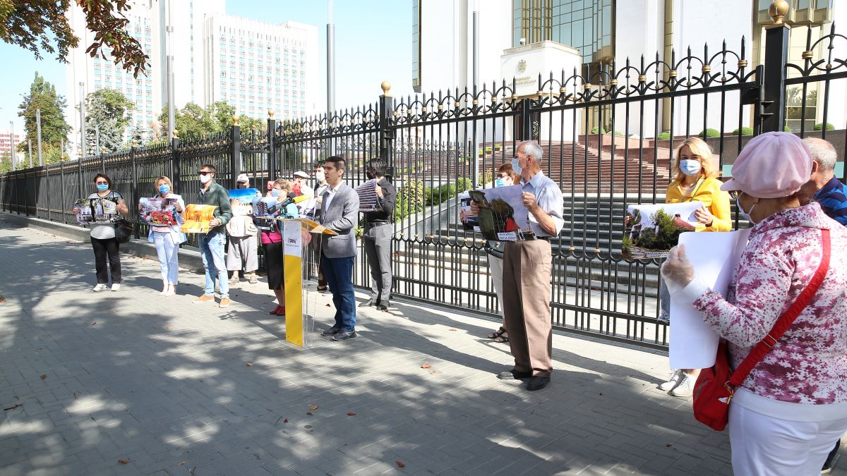 Un deputat PAS a venit în fața Președinției să enumere acțiunile lui Dodon de acum circa 15 ani: „S-a furat ca în Codru”
