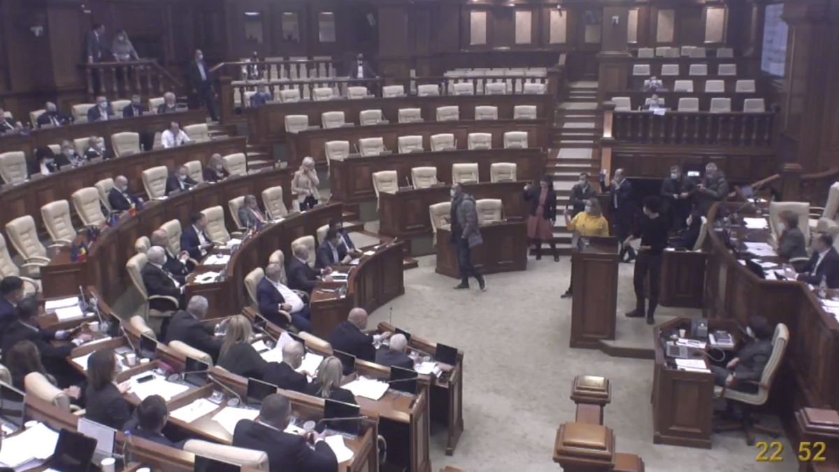 Deputați din opoziție au revenit în plen: Nu există ceva mai degradant (LIVE)