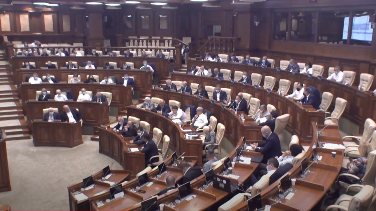Deputații au anulat procedura de vot pentru aprobarea definitivă a legii ce prevede polițe de asigurare pentru veterani. Proiectul, remis comisiei de profil