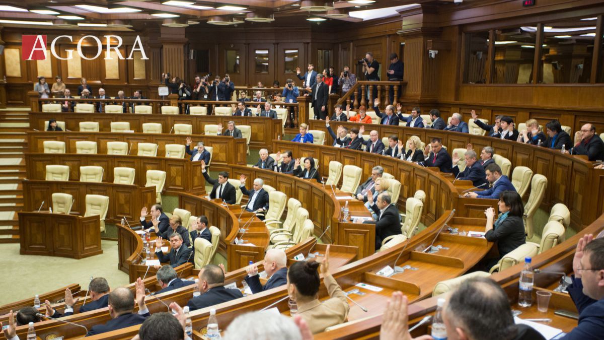 Deputații au cerut audierea lui Filip în cazul tarifelor la carburanți. PD și PPEM l-au „scutit” de raport