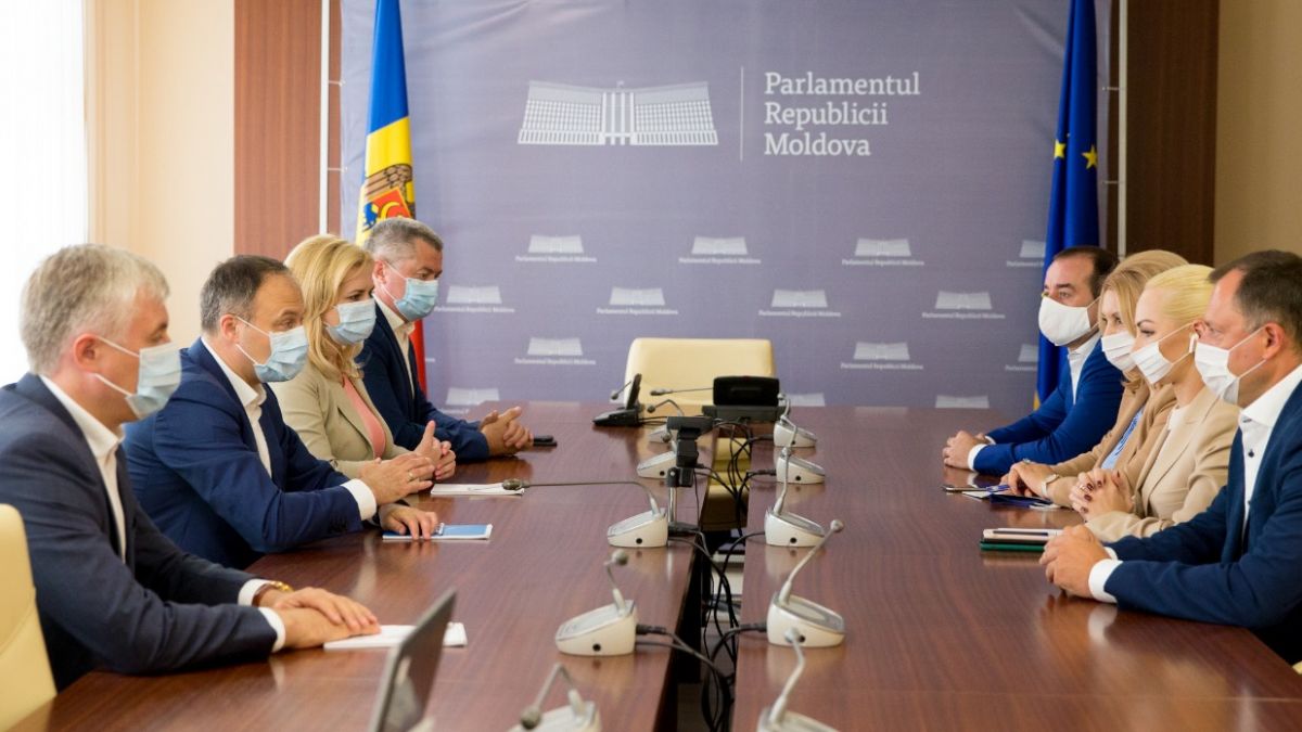 Deputații din P. Șor și Pro Moldova s-au așezat la masa de negocieri, pentru a demite Guvernul Chicu