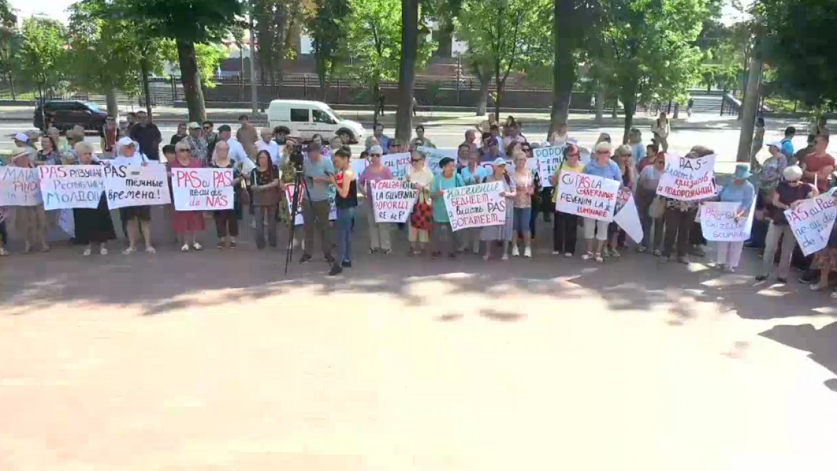 Deputații PCRM, ai Partidului Șor și susținătorii acestora protestează împotriva scumpirii energiei electrice (LIVE)