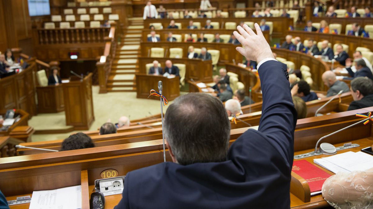 Deputații se întrunesc în ședință plenară. Pe ordinea de zi - creditul rusesc și cel de la FMI, precum și pachetul de legi anti-criză (LIVE)