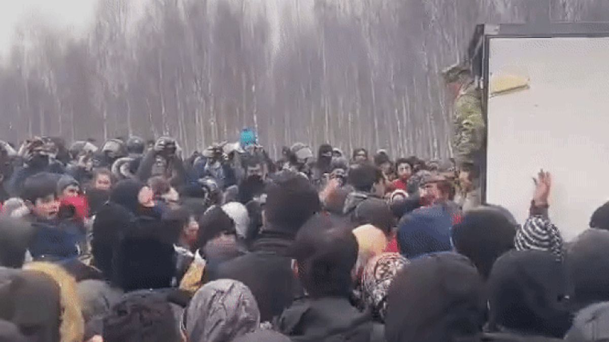 Dezastru umanitar la granița Uniunii Europene. Mii de migranți se luptă pentru o bucată de pâine