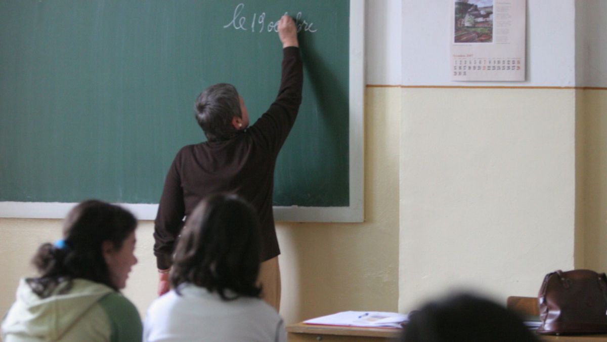 Din toamnă, profesorii vor primi salarii mai mari cu... 8%