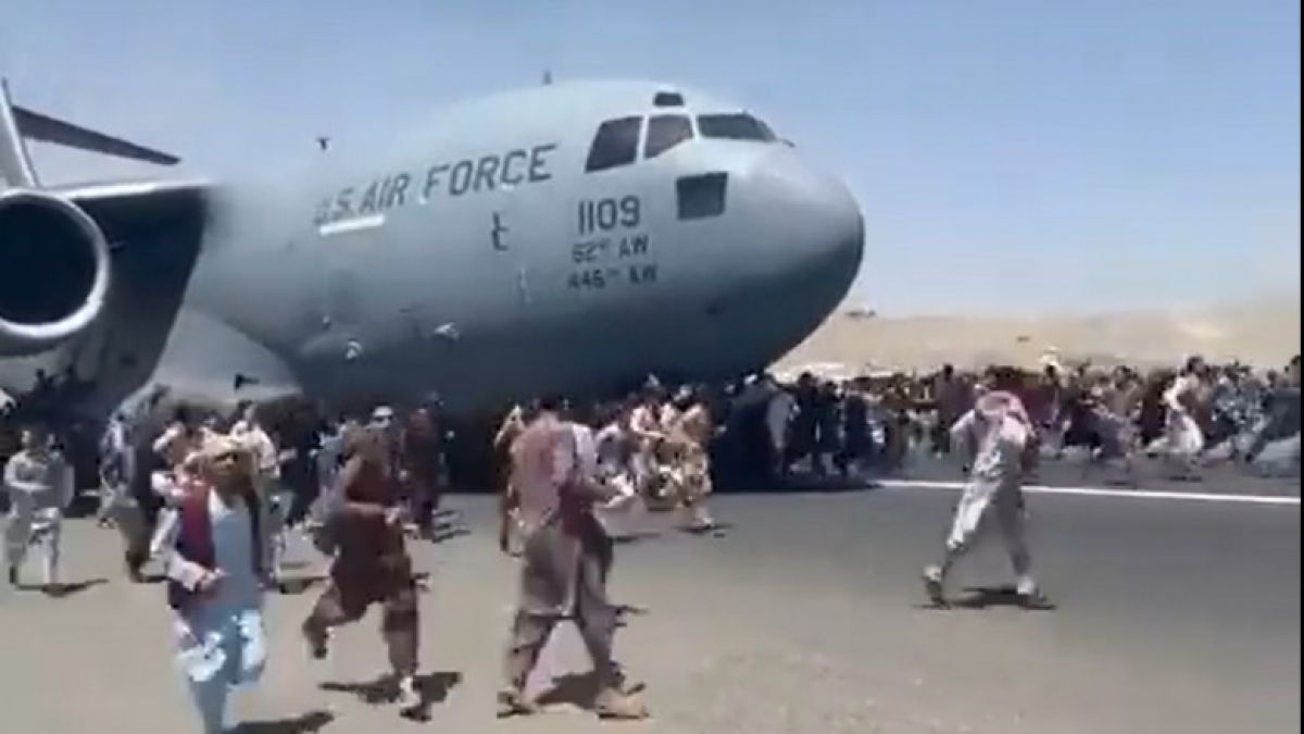 Disperarea din aeroportul Kabul: Afganii se agață de roțile avioanelor americane care se pregătesc să decoleze (VIDEO)
