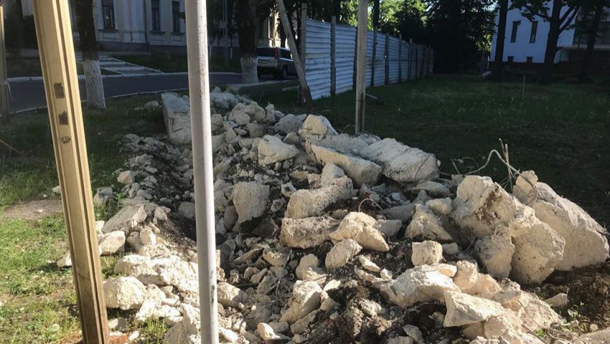 DOC. Sesizare la Ministerul Economiei la subiectul gardului din jurul clădirii Parlamentului