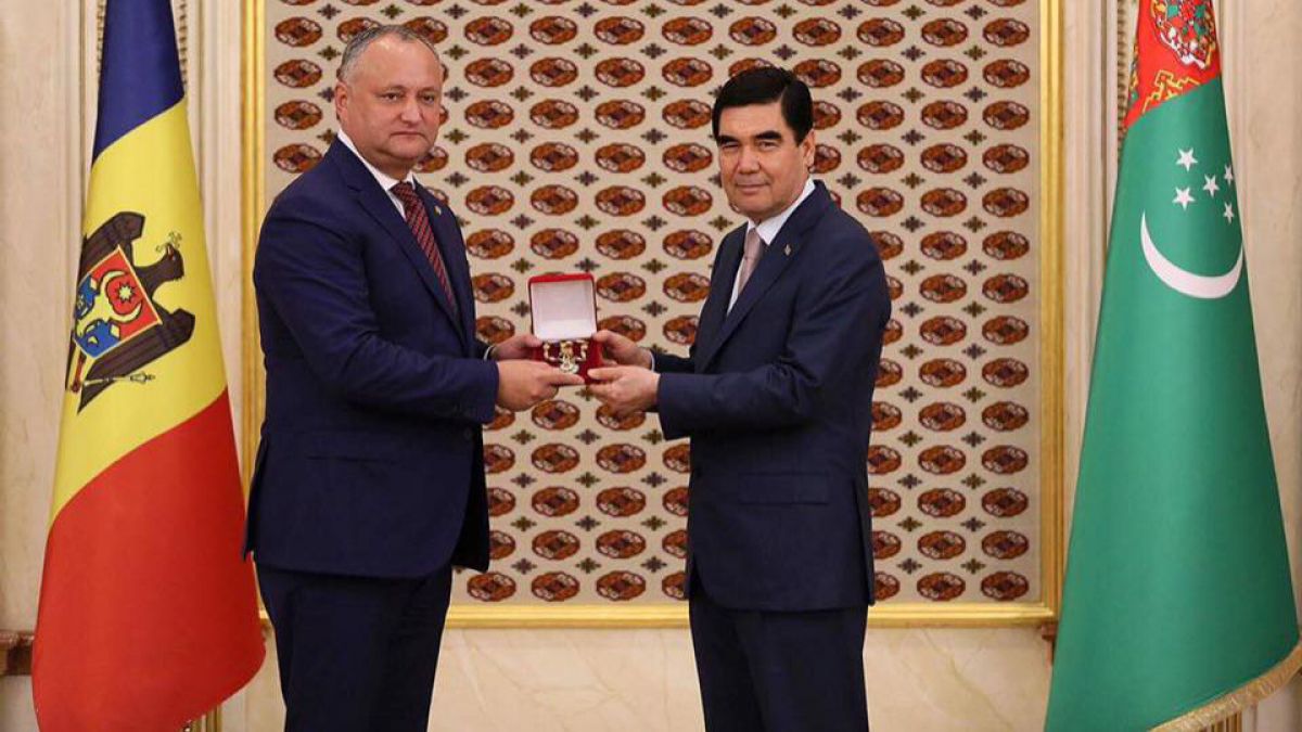 Dodon a înmânat „Ordinul Republicii” președintelui Turkmenistanului „în semn de profundă gratitudine”
