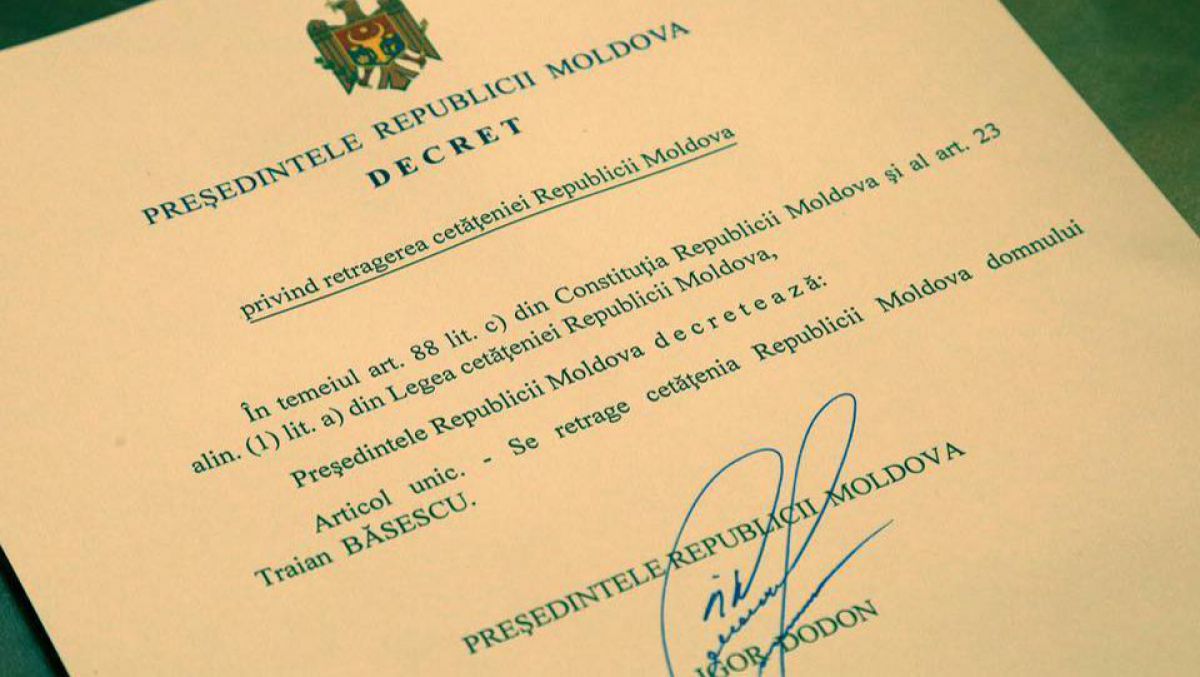 DOC. Dodon a semnat Decretul de retragere a cetățeniei Republicii Moldova lui Traian Băsescu