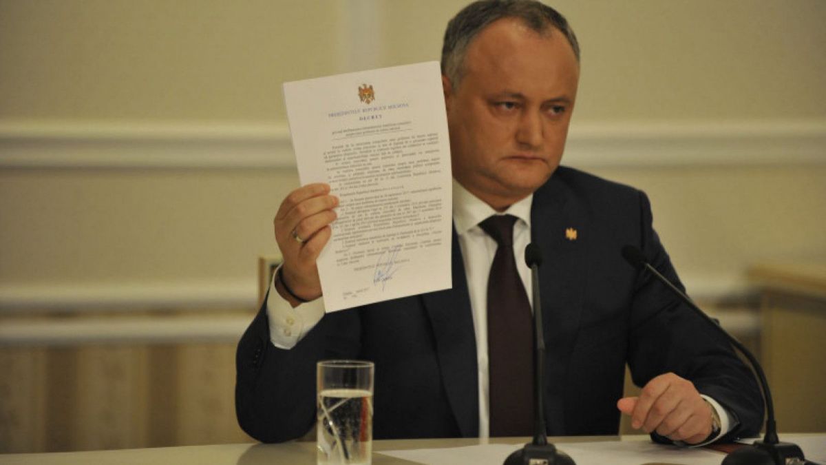 Dodon a semnat patru decrete, prin care peste 600 de persoane renunță la cetățenia R. Moldova