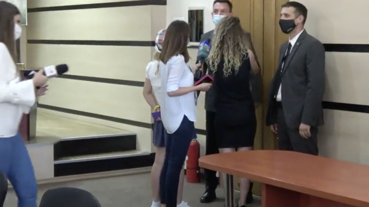 Dodon, despre blocarea jurnaliștilor în sala CEC: „Care e problema? Trebuia să ne dăm jos pe scări?”