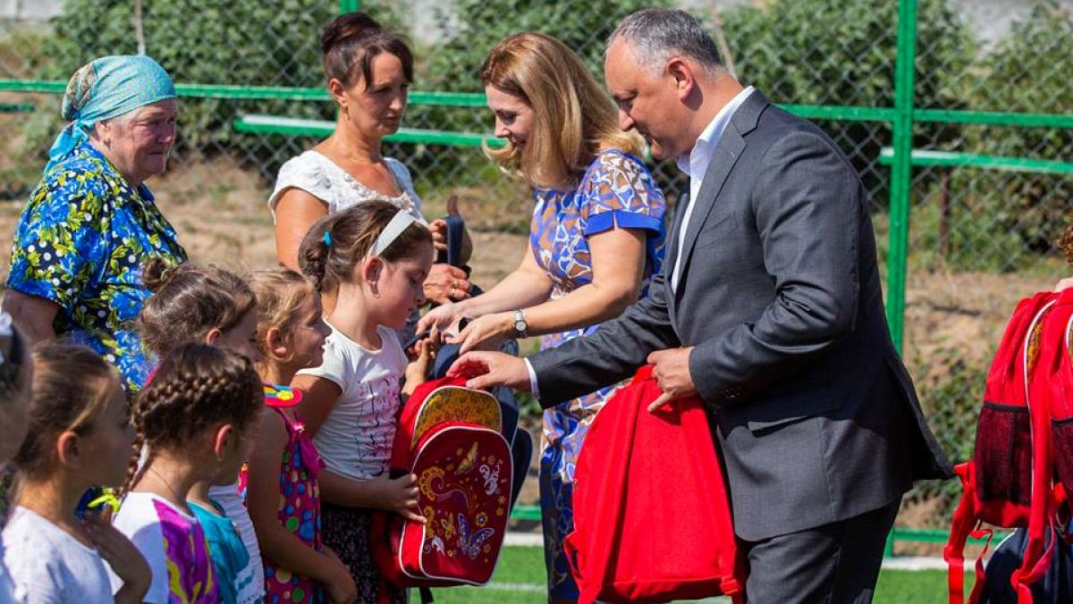 Dodon: Părinții sună la Președinție. Întreabă dacă copii vor primi ghiozdane