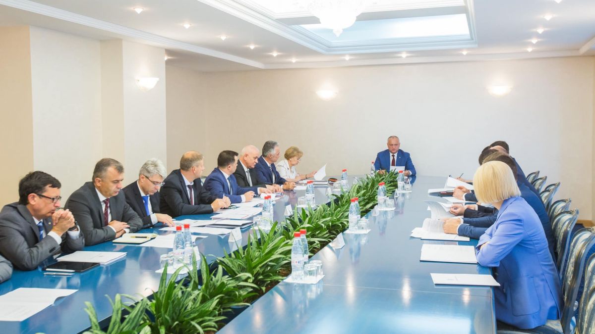 Dodon revine la furtul miliardului și concesionarea aeroportului. Subiectele vor fi discutate, din nou, la ședința CSS