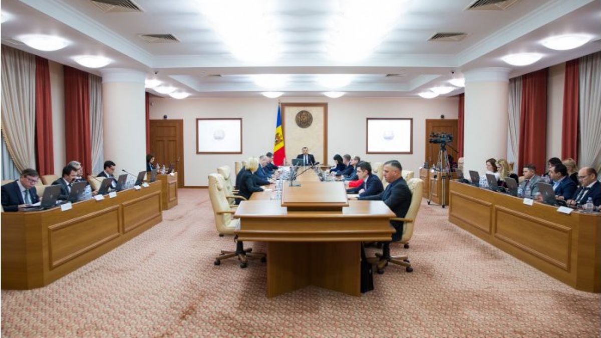 Doi ambasadori, rechemați de Guvern. Alte persoane au fost numite în funcții publice