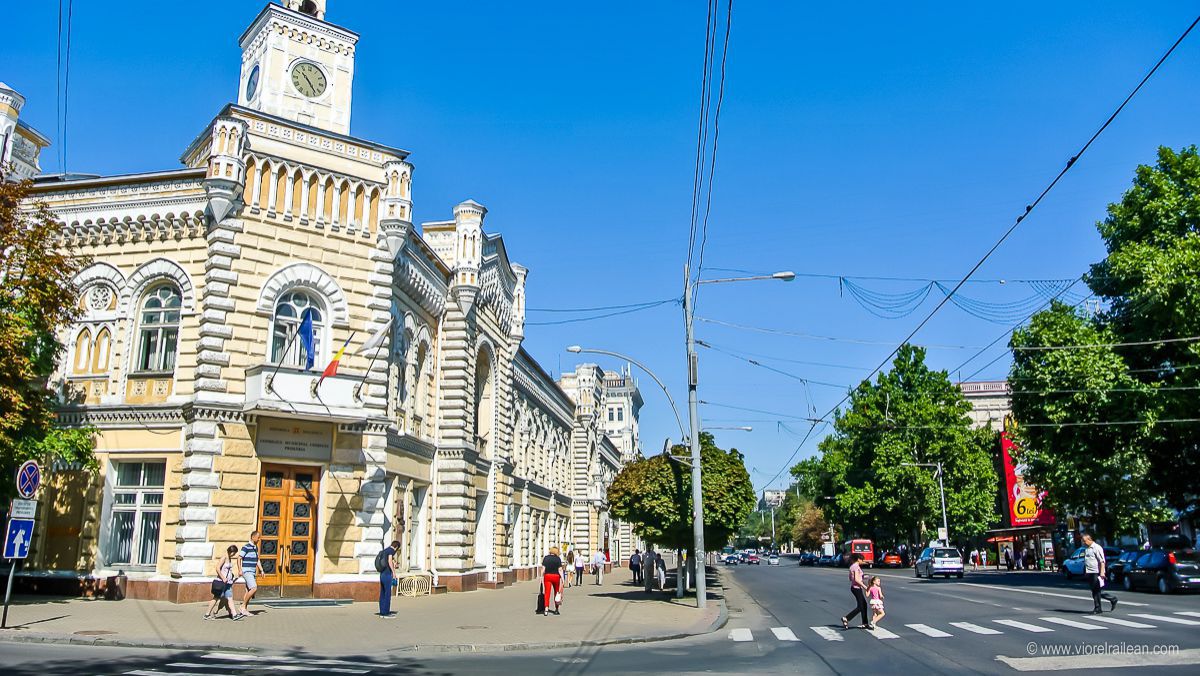 Doi angajaţi ai Primăriei Chișinău și un om de afaceri, reținuți într-un dosar cu fraude funciare