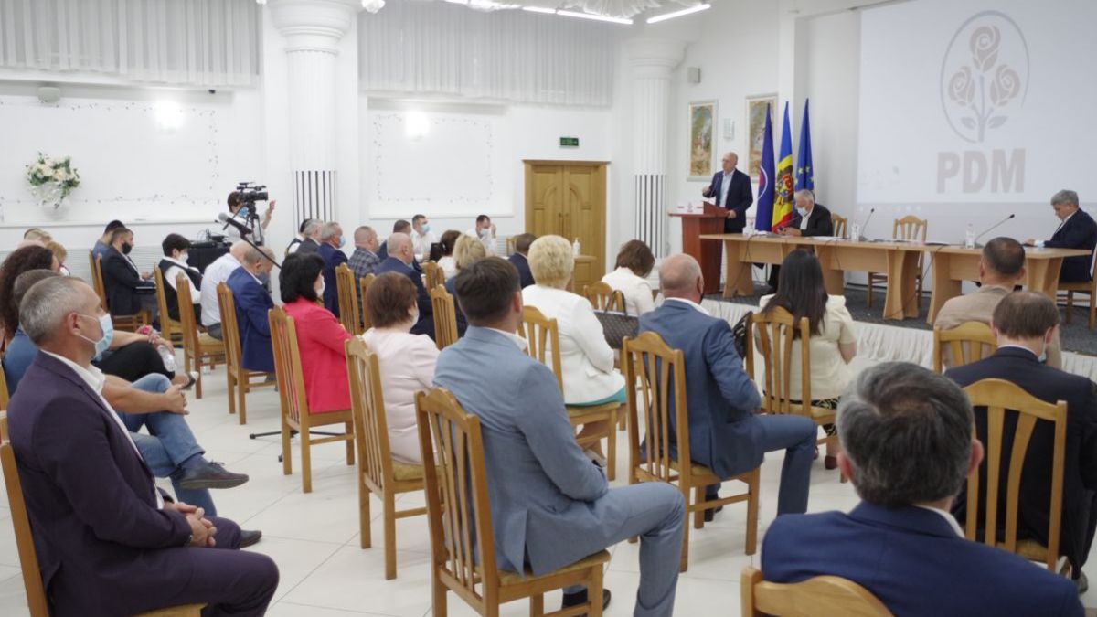 Doi miniștri au devenit vicepreședinți PDM. Anterior, unul dintre ei spunea că „se străduie să nu facă politică”