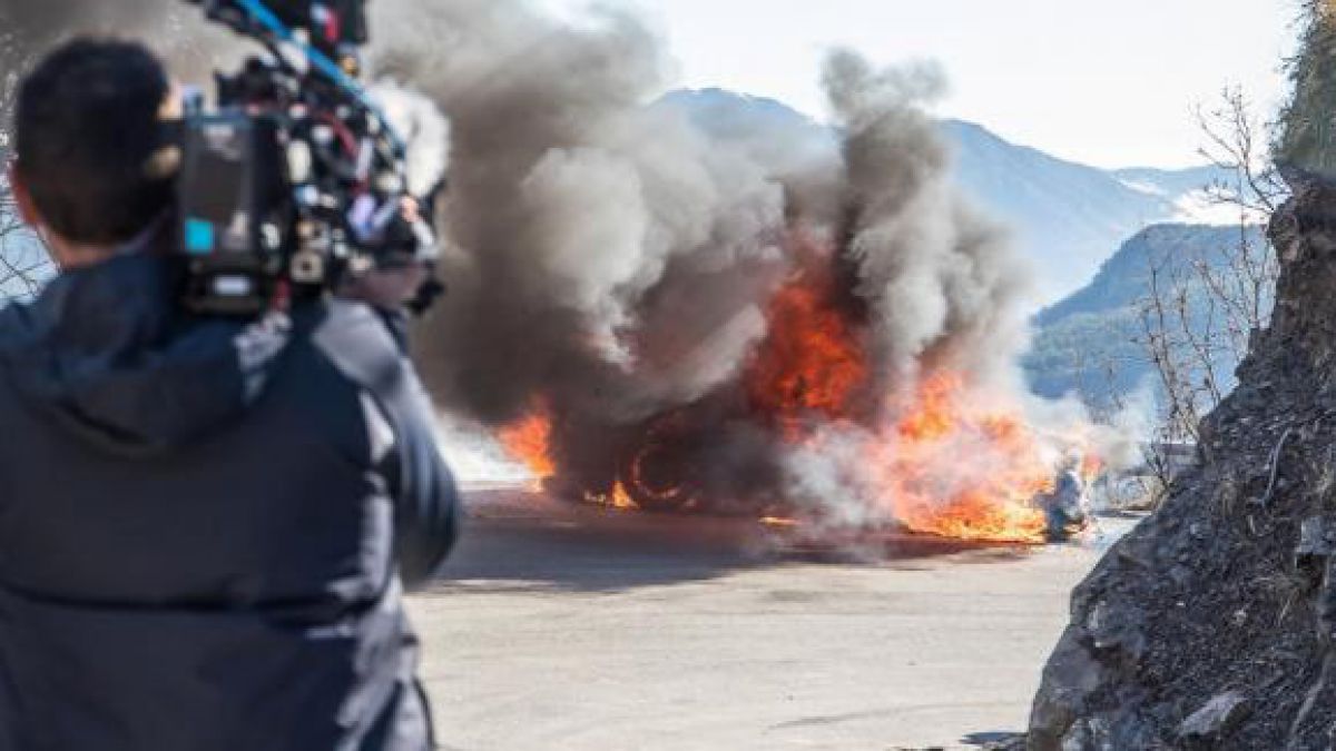 Doi prezentatori ai emisiunii „Top Gear” au scăpat nevătămați dintr-un incendiu izbucnit în timpul filmărilor