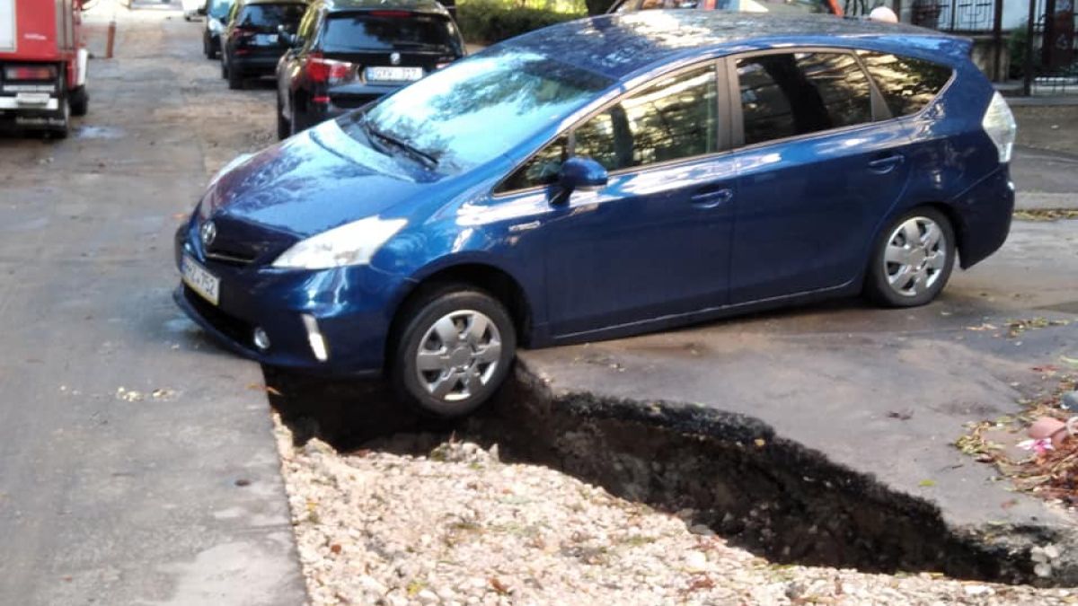 Doi șoferi au ajuns cu roțile mașinilor în asfalt după ce drumul a fost surpat (FOTO)