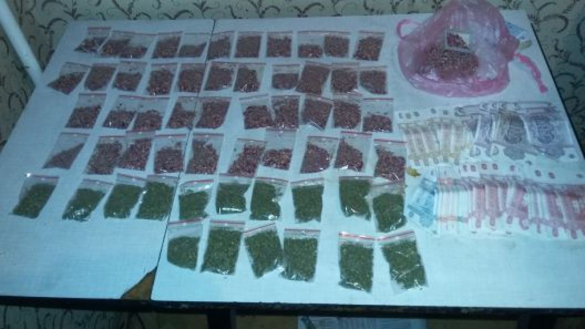 Doi tineri, reținuți de polițiști pentru vânzarea drogurilor la prețul de 100 lei per gram