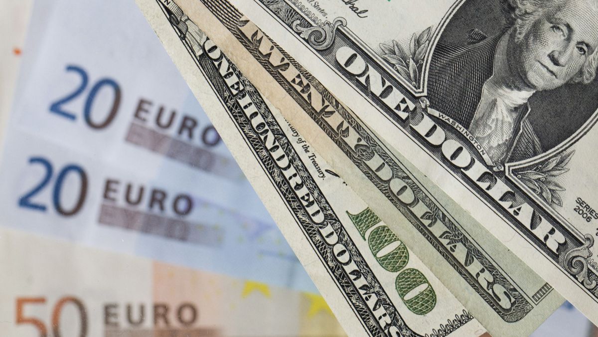 Dolarul se întărește, iar euro pierde teren față de leu