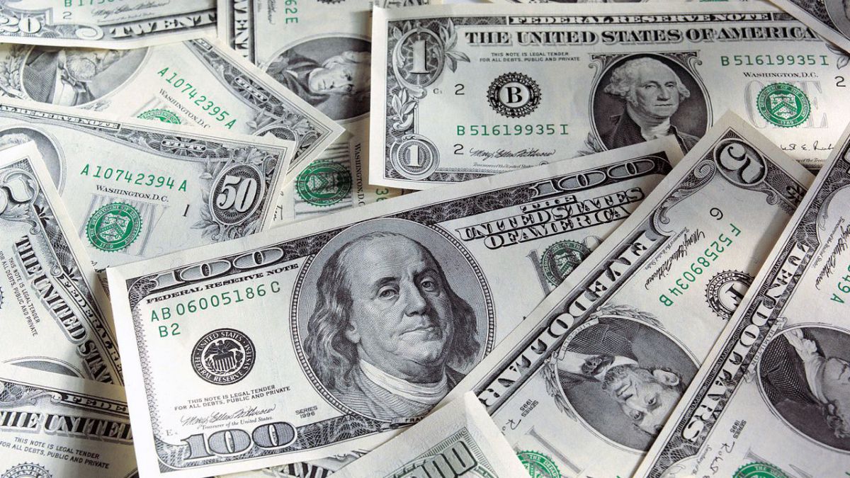 Dolarul trece din nou de 20 de lei