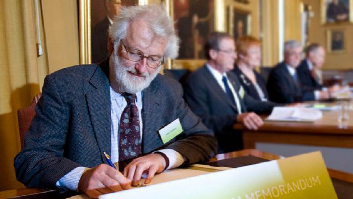 Doliu în lumea științei: A murit John Sulston, laureatul Premiului Nobel 2002