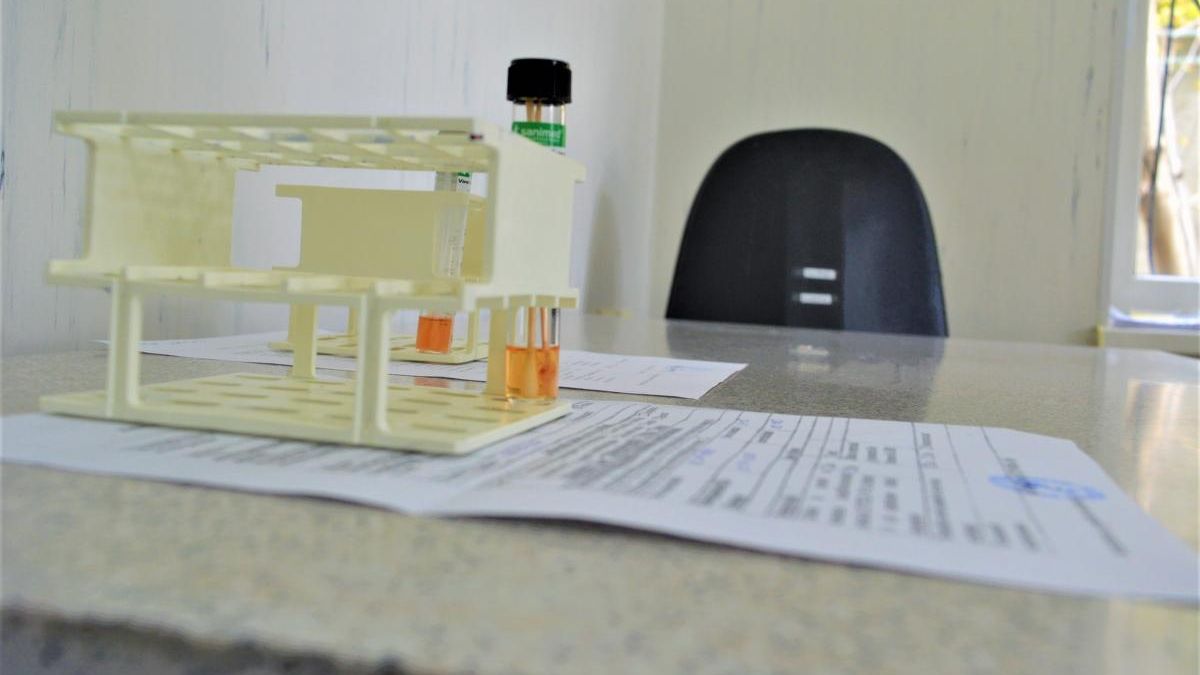 Dosar de proporții privind eliberarea certificatelor de vaccinare anti-COVID-19 falsificate. Trei persoane, reținute