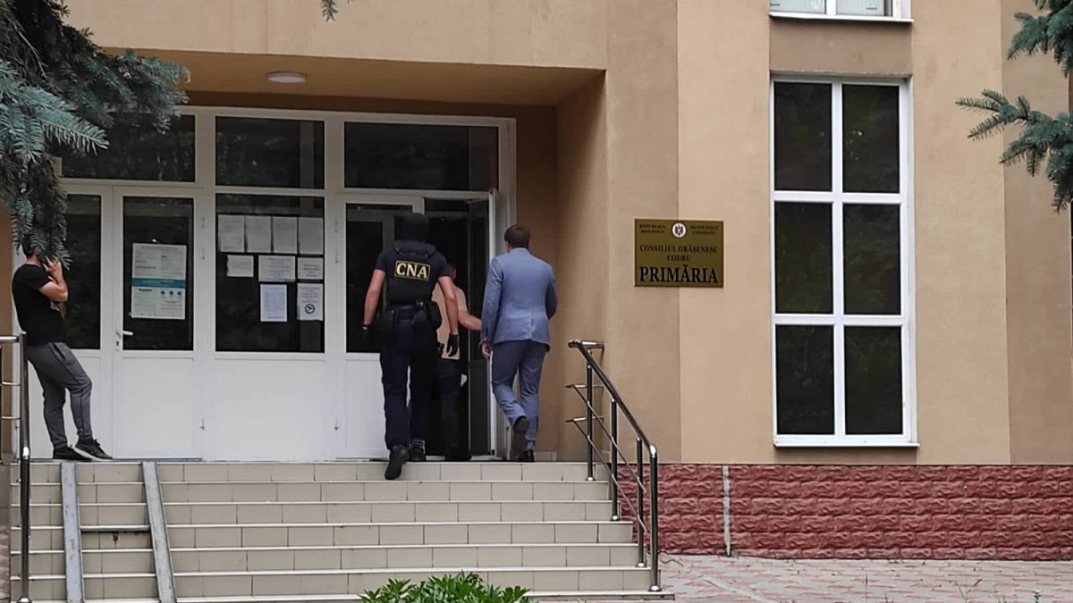 Dosarul Primăriei Codru: Funcționari și agenți economici, bănuiți de acte de corupție. Șapte persoane, reținute