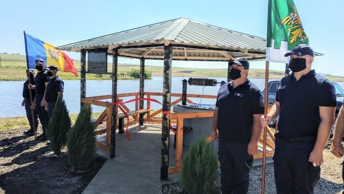 Două izvoare și cinci fântâni au fost renovate și amenajate de către polițiștii de frontieră