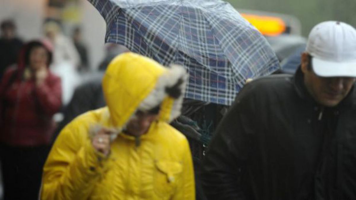 Două persoane, în stare gravă după ce au fost lovite de un panou publicitar doborât de vânt