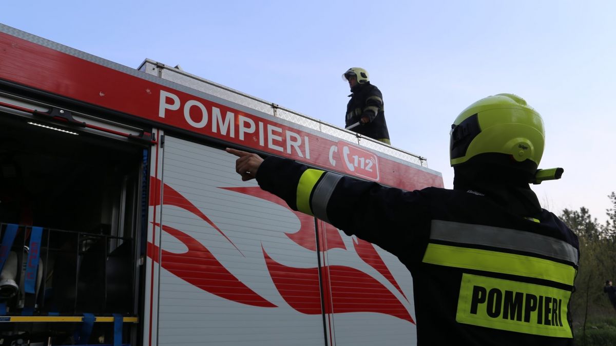 După 12 ore, incendiul de pe strada Calea Basarabiei nu a fost stins. Pompierii continuă intervenția