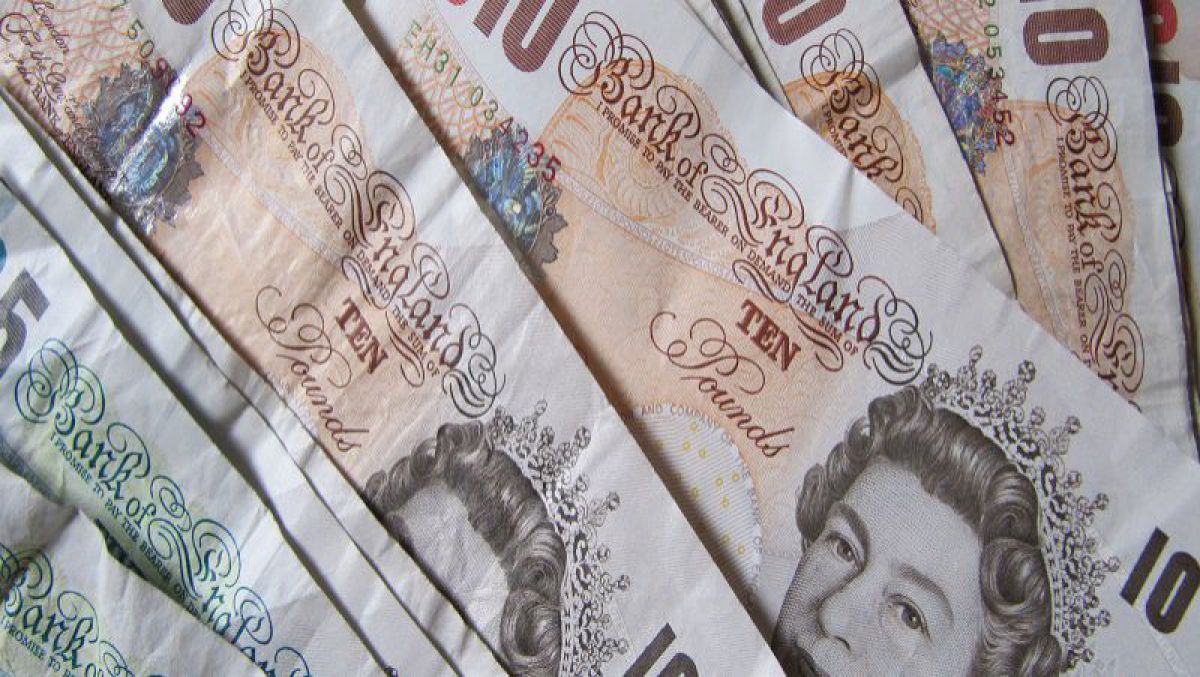 După Brexit, străinii năvălesc în Marea Britanie în căutare de chilipiruri