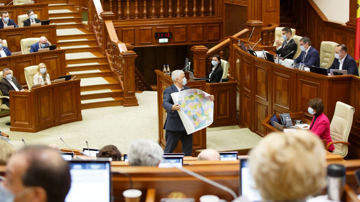 După ce a rupt-o, a primit alta nouă. Vicepreședintele Parlamentului, Vlad Batrîncea, a primit în dar harta României Mari (FOCUS)