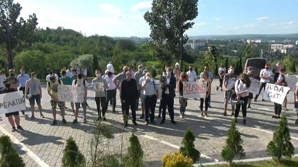După ce au protestat la maternitatea fondată de Gațcan, socialiștii au mers la el acasă: „Cei care probabil se mândreau că au un vecin deputat, astăzi și-au pierdut încrederea” (VIDEO)