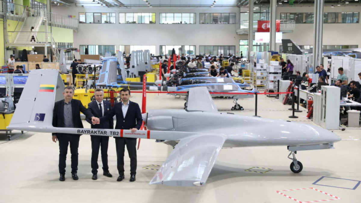După ce lituanienii au strâns bani ca să cumpere o dronă Bayraktar pentru Ucraina, Turcia o oferă gratuit
