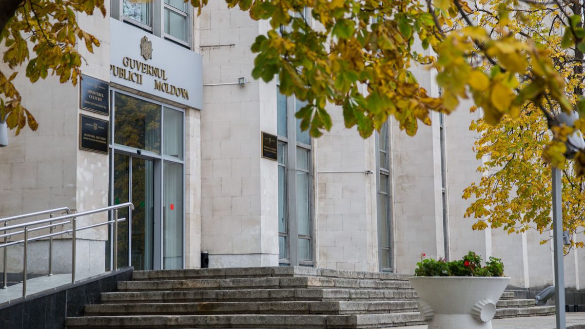 După ce s-au odihnit în minivacanța din august, bugetarii au ieșit sâmbătă la muncă