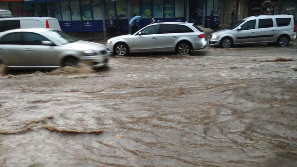 După ploaia puternică de ieri, INSP a găsit mai multe plăcuțe de înmatriculare și cheamă proprietarii să le ridice