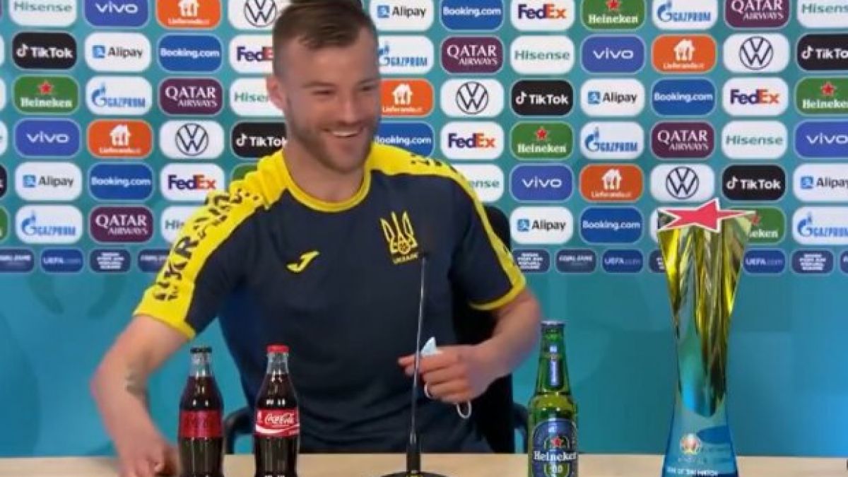 După Ronaldo și Pogba, un fotbalist ucrainean mută sticlele la conferința Euro 2020. Iarmolenko: Contactați-mă! (VIDEO)