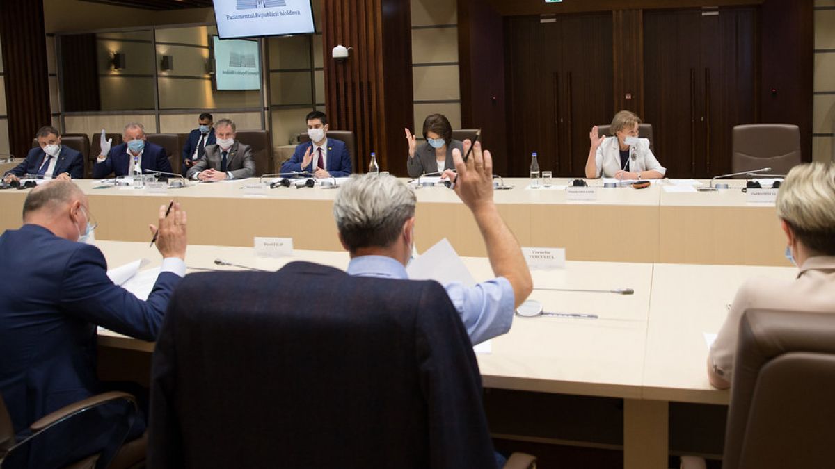 După trei săptămâni de pauză, Parlamentul se întrunește în ședință. Ce subiecte vor dezbate deputații