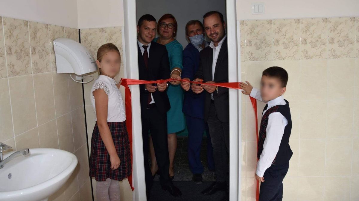 „E penibil ceea ce vedem”. Doi deputați, despre inaugurarea WC-ului unei școli cu panglică roșie și oficiali