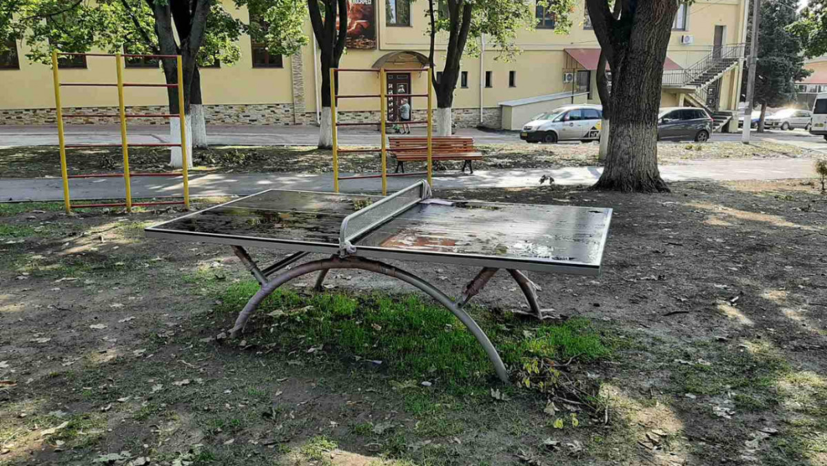 EDITORIAL | O masă de tenis pentru tăcerea noastră