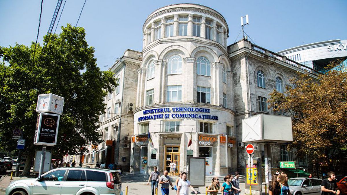 Editorii de ziare și reviste din R. Moldova, șantajați de Poșta Moldovei? Instituția reține 40% din abonament pentru distribuție