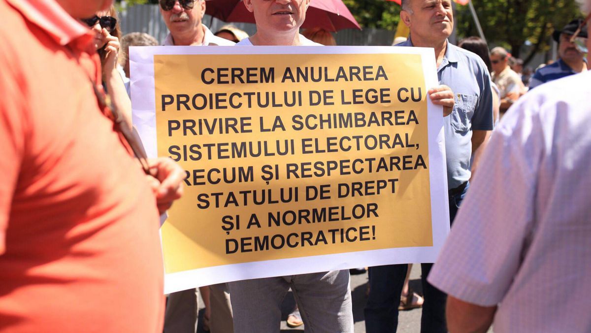 „Ei ne taie dreptul la referendum pentru a păstra puterea uzurpată”. Grupul pentru plebiscitul „Nu-mixt” merge astăzi la CEC