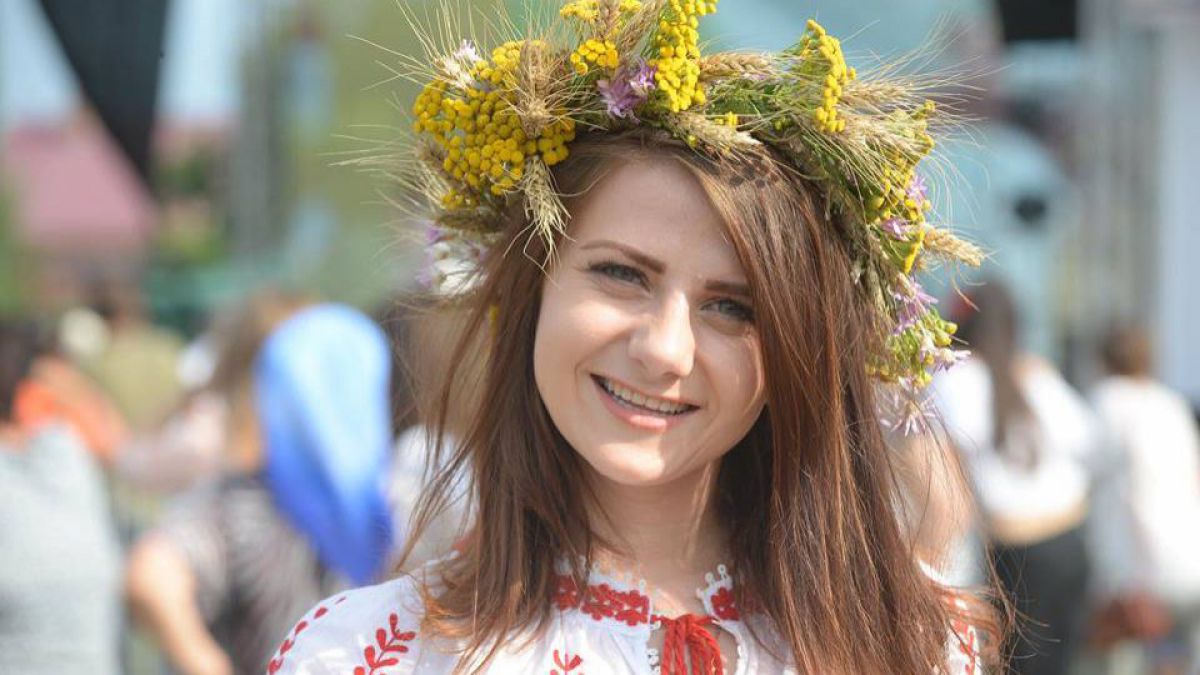 Ei sunt învingătorii „MândrIA” și „Cai verzi pe pereți” de la IA Mania. Portrete fenomenale cu „sânziene”